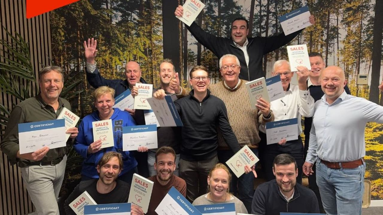 Groep deelnemers tijdens de Sales Excellence Training met certificaten